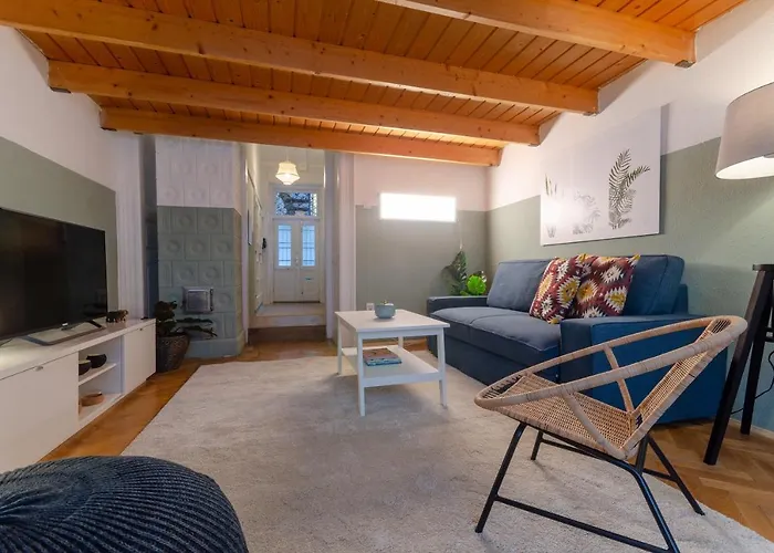 Cosy In Central District.