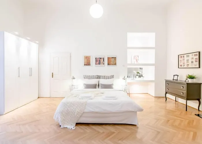Berchtold Palace - Spacious, Bright, Central - Ac