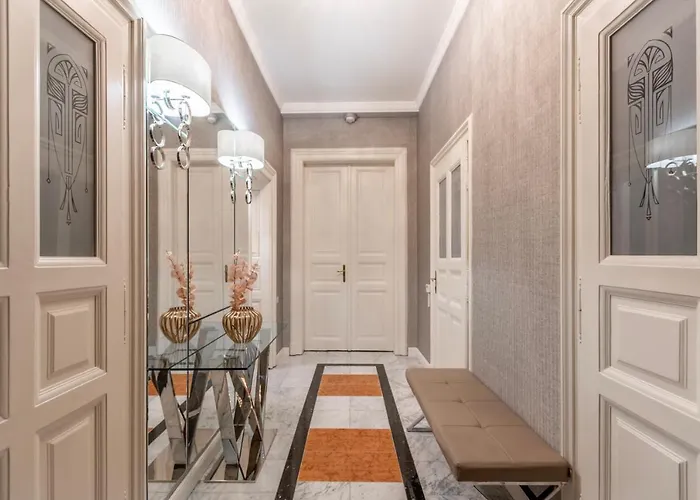 Luxury Apartment With Balcony next to the New York Café