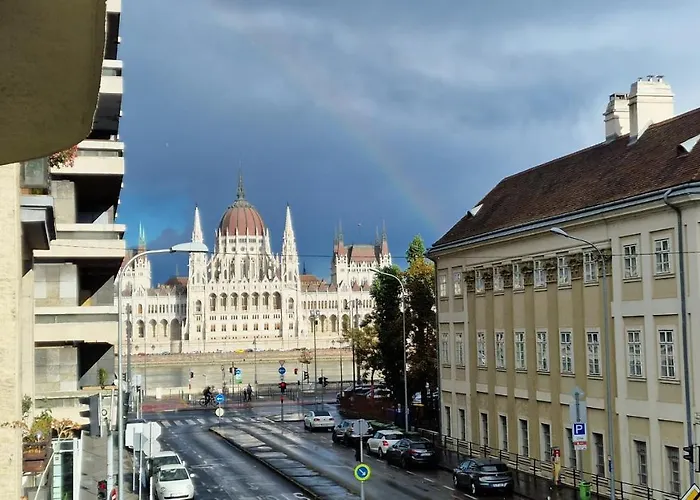 Parliament View Apartment - Free Parking Nearby