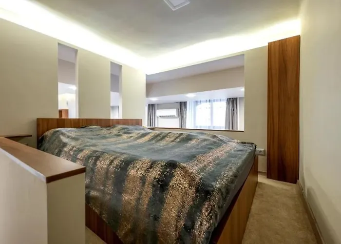 Elizabeth 44 Boulevard Apartment