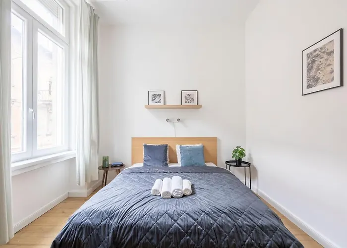 Central Grand Apartment With 5Bedrm 2Bathroom