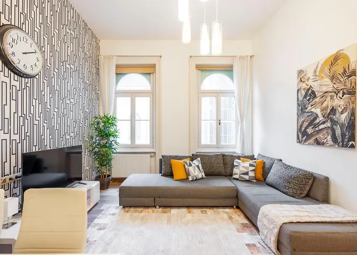 Spacious & Cozy Central Apartment W/ Terrace