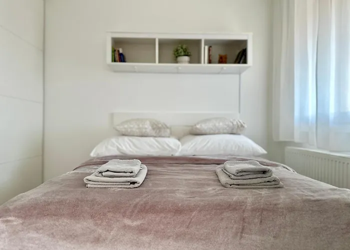 City Break Apartment - Private Garage, Ac, Balcony