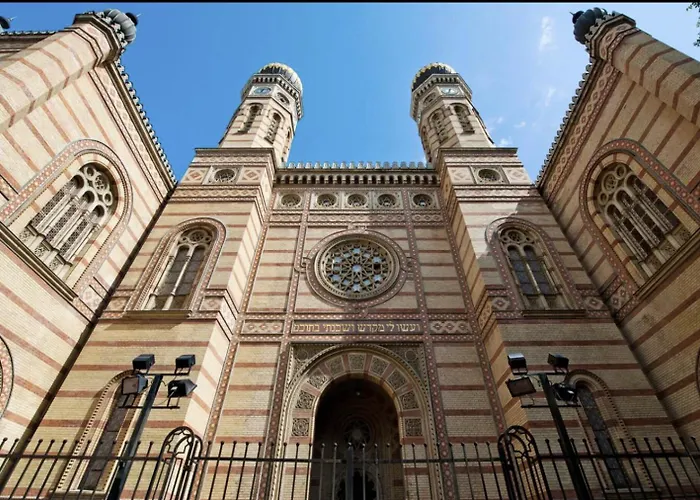Golbarg Synagoge In Heart Of City