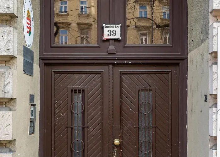Budapest Holidays Chic
