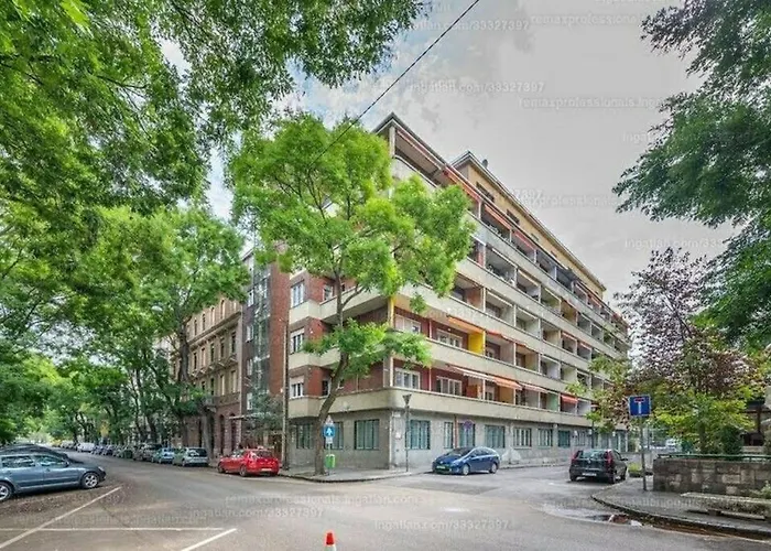 Hero'S Square Apartment