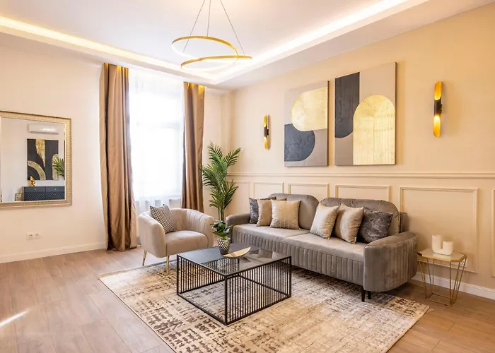 Luxury & Classy Central With 3Bedrm, 2Bathrm
