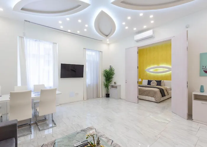 Luxurious Central Next To The Danube River