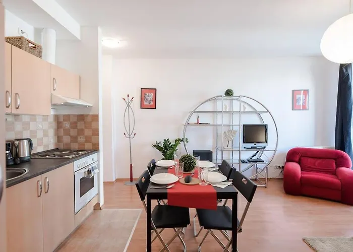 Bright And Homey Ac Near The Center