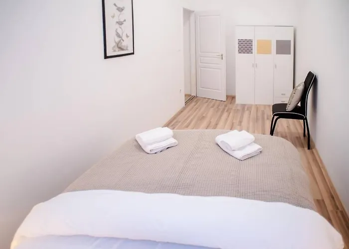 Very Central Spacious Ac Apartment