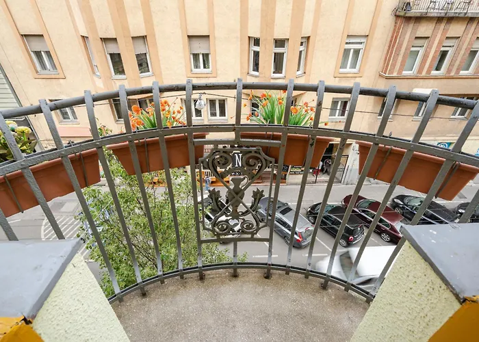 Bpr W21 Retro Home With Balcony
