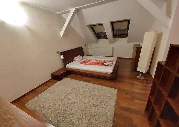 Queen Zita Apt 130 M2 Near Chain Bridge