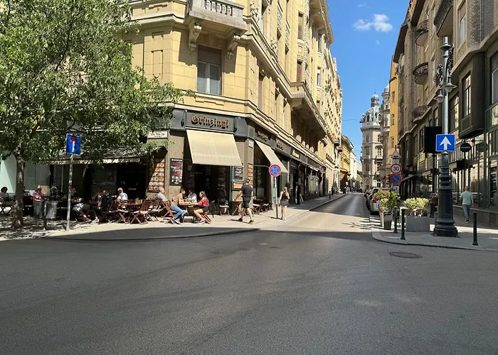 Imola'S Place In Downtown Budapest By The Danube
