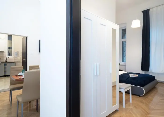 Ultra central large stylish apartment