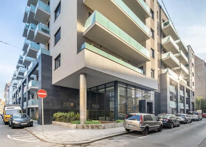 Cute Central Apartment With Balcony