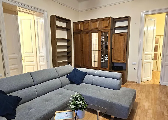 Cozy Apartment And Rooms Near Kalvin Square
