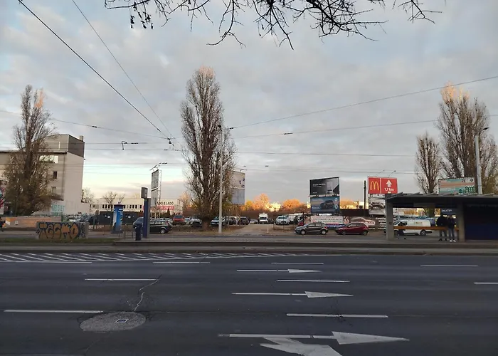 Lady Mabel'S Near To Arena, Puskas Stadion And City Park, With Guarded Parking Place