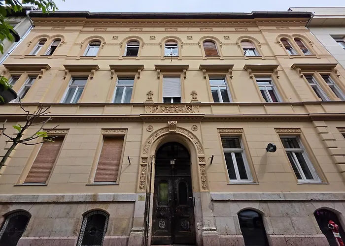 Artlovers' Flat - Kazinczy Street