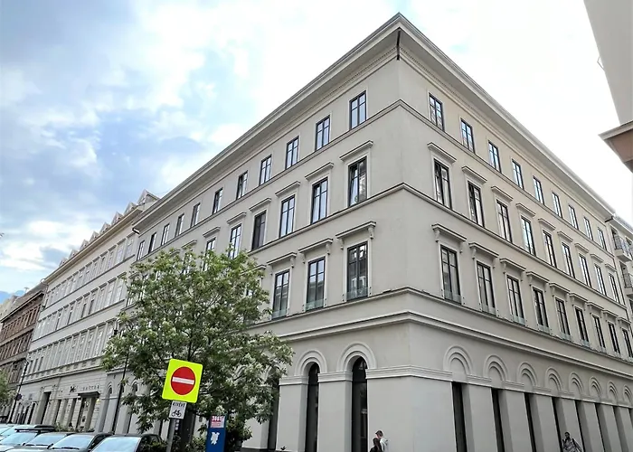 Luxe Studio In City Center With Free Parking