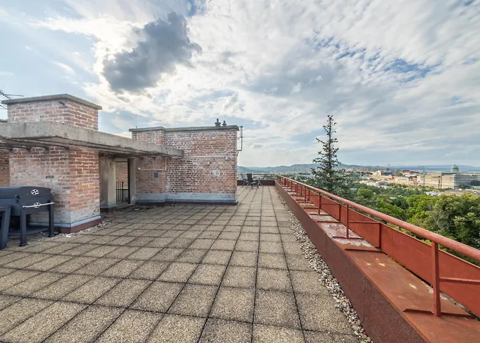 Tranquil Hideaway On Gellert Hill With Parking