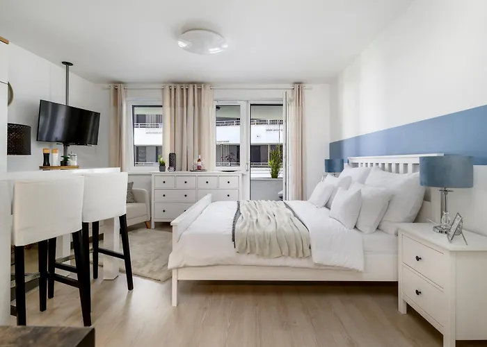 Leonardo50 - Modern With Parking & Balcony Near Metro -