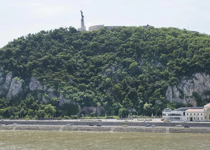 Riverside Flat With King Castle View